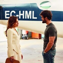 Hiba Abouk y Oliver Ruano en 1x02 'La Nuit de Eva' de 'Eva & Nicole'