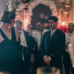 Verónica Sánchez y Luis Fernández 'Perla' en 1x08 titulado 'Una fiesta para cambiarlo todo' de 'La Favorita 1922'