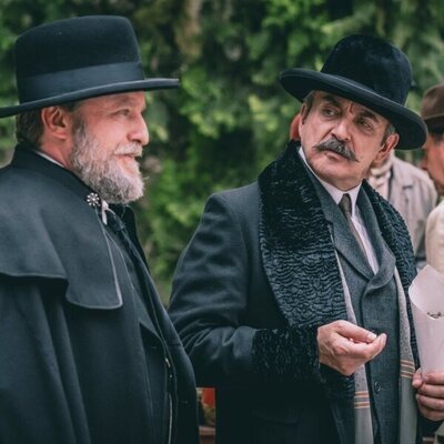 Fernando Cayo y Javier Lago en 2x01 titulado 'Entre rejas' de 'La Favorita 1922'