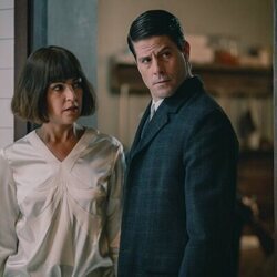 Verónica Sánchez y Luis Fernández 'Perla' en 2x01 'Entre rejas' de 'La Favorita 1922'