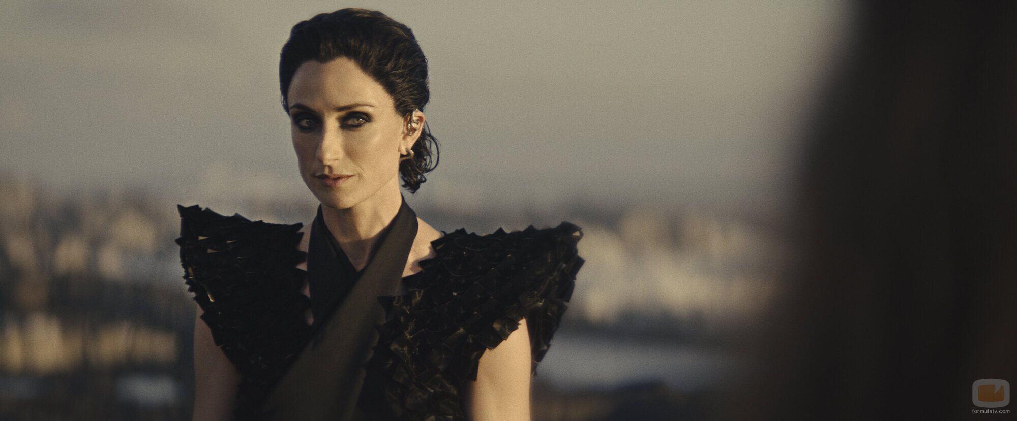 Natasha O'Keeffe en Capítulo 6 titulado 'La Sombra en la noche' de 'La rueda del tiempo'