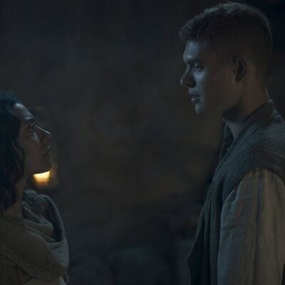 Madeleine Madden y Josha Stradowski en el 3x06 de 'The Wheel of Time'