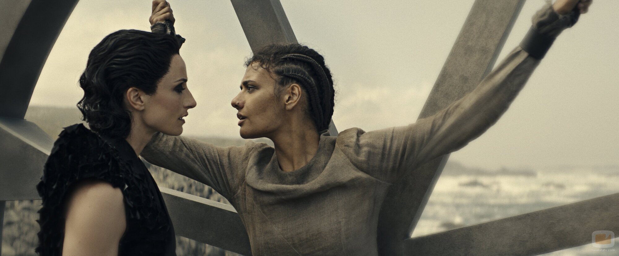 Madeleine Madden y Natasha O'Keeffe en 3x06 'La Sombra en la noche' de 'La rueda del tiempo'