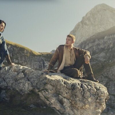 Natasha O'Keeffe y Josha Stradowski en el 3x05 de 'La rueda del tiempo'