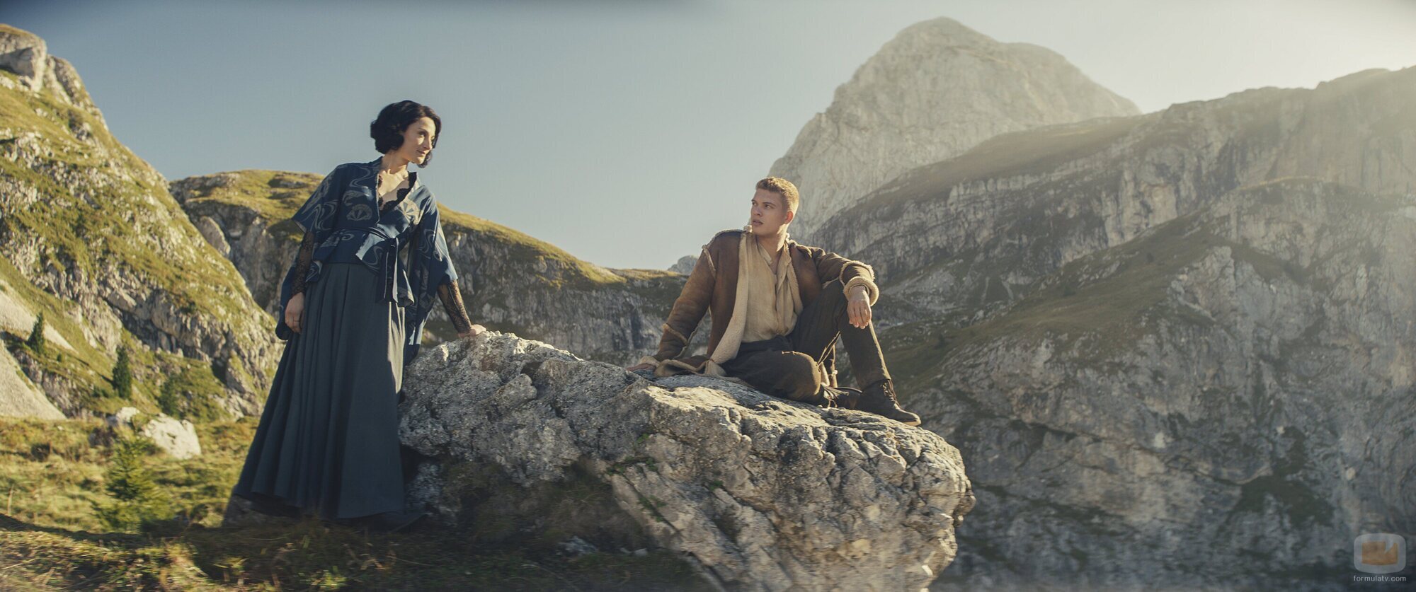 Natasha O'Keeffe y Josha Stradowski en el 3x05 de 'La rueda del tiempo'