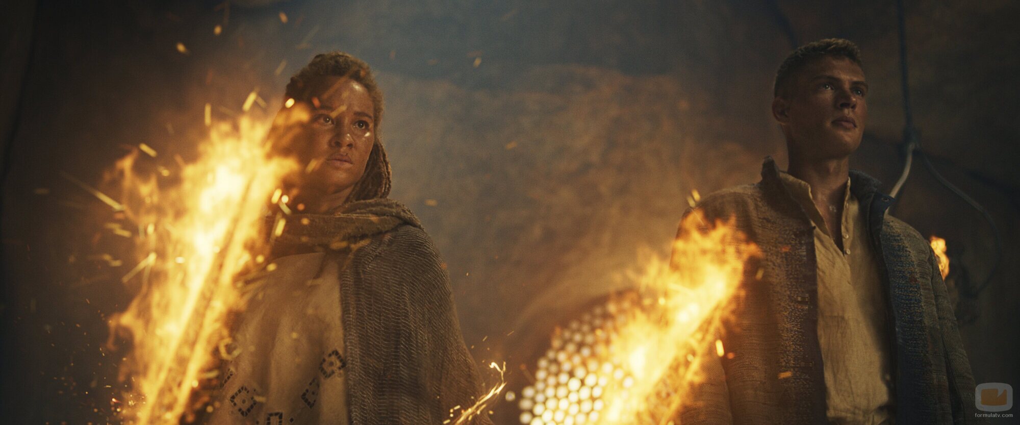 Josha Stradowski y Ayoola Smart en el 3x08 de 'La rueda del tiempo'