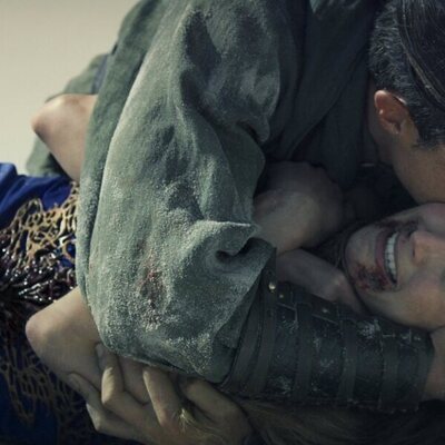 Daniel Henney y Rosamund Pike en 'El que viene con el Alba' de 'The Wheel of Time'