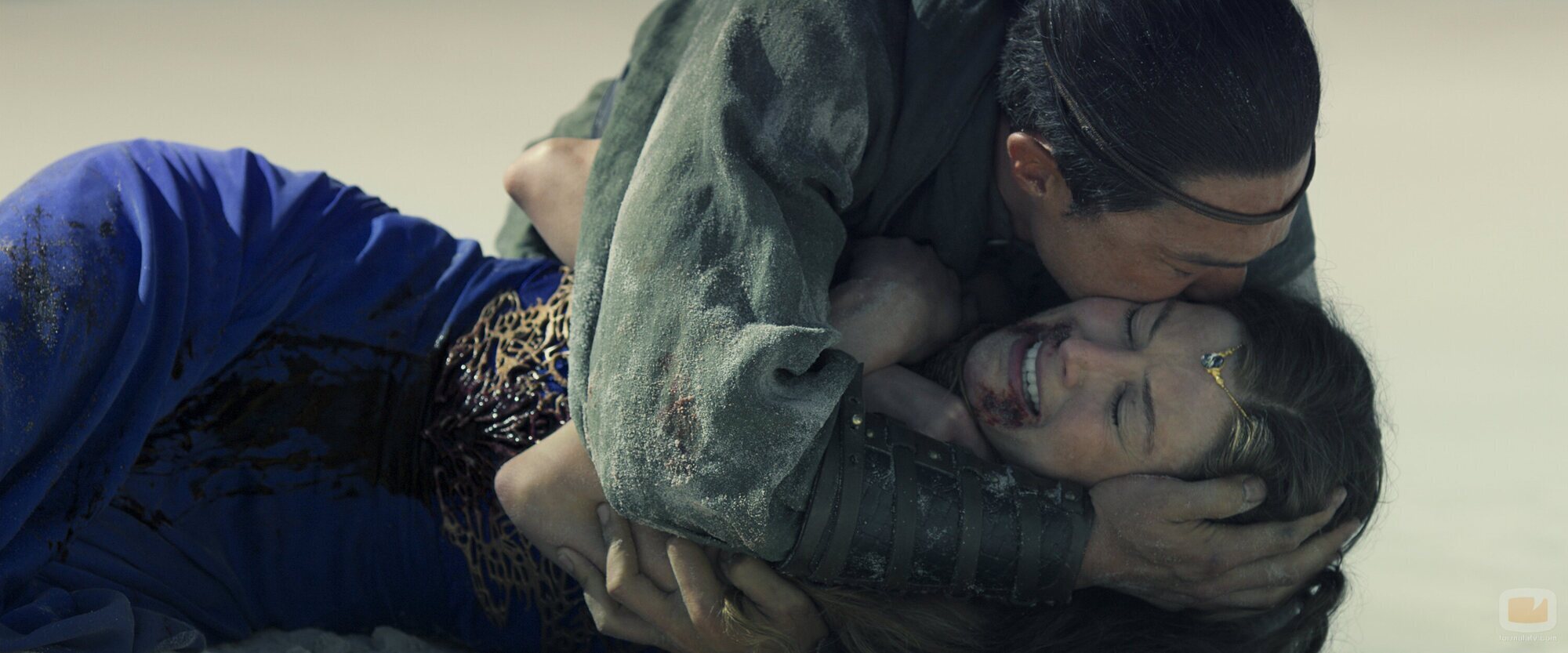 Daniel Henney y Rosamund Pike en 'El que viene con el Alba' de 'The Wheel of Time'