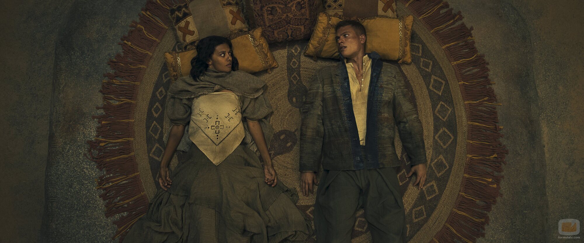 Madeleine Madden y Josha Stradowski en la temporada 3 y el capítulo 08 de 'La rueda del tiempo'