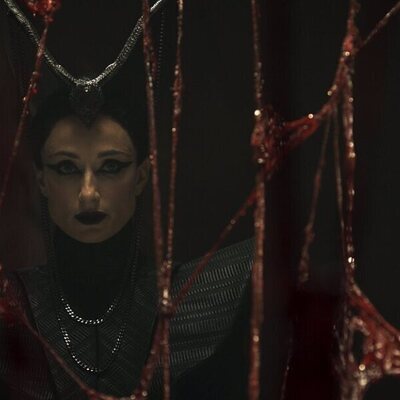 Natasha O'Keeffe en 3x08 'El que viene con el Alba' de 'La rueda del tiempo'