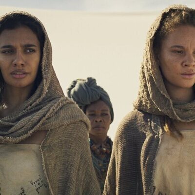 Madeleine Madden y Ayoola Smart en el 3x08 de 'The Wheel of Time'