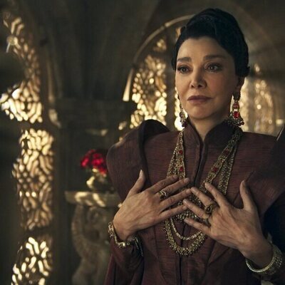 Shohreh Aghdashloo en 3x08 titulado 'El que viene con el Alba' de 'La rueda del tiempo'