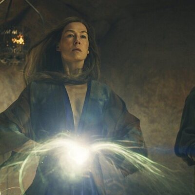 Daniel Henney y Rosamund Pike en 'El que viene con el Alba' de 'La rueda del tiempo'