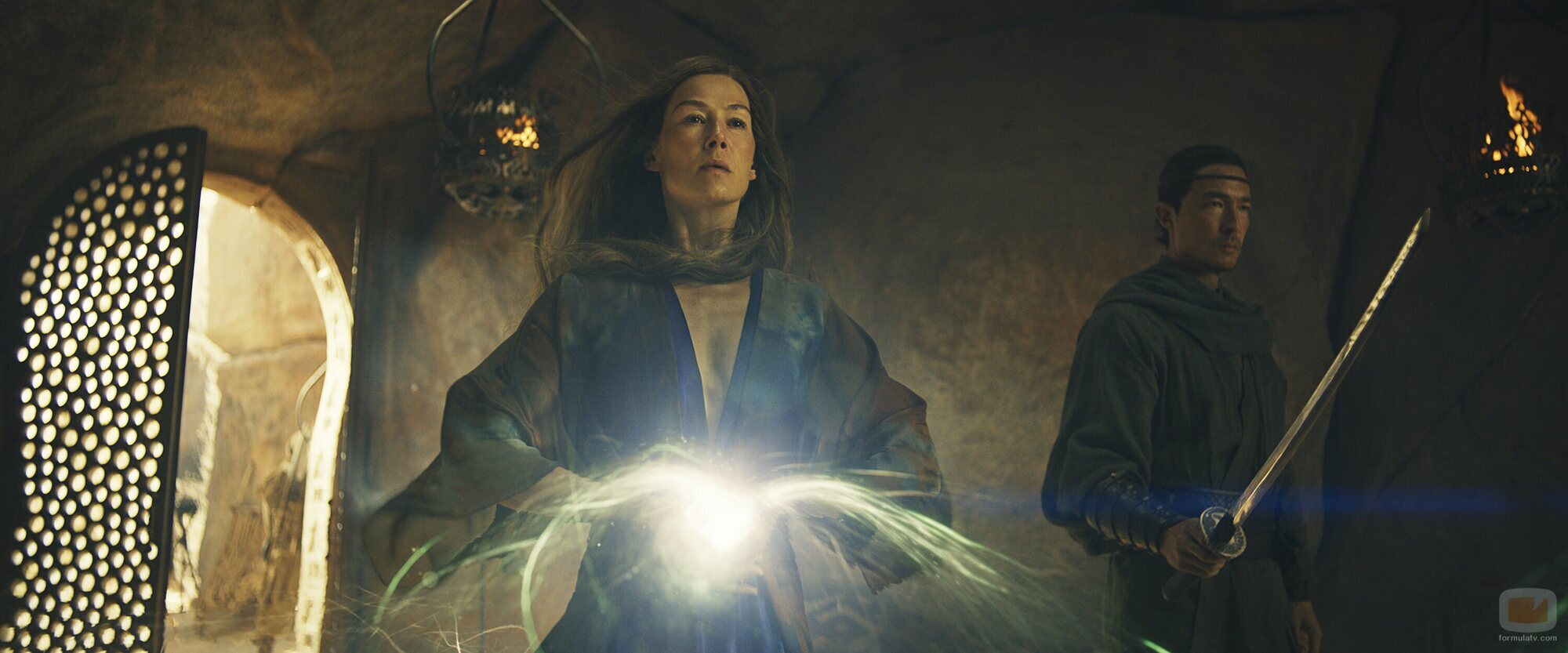 Daniel Henney y Rosamund Pike en 'El que viene con el Alba' de 'La rueda del tiempo'