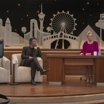 Jean Smart y Eric Balfour en 4x09 titulado 'Un efecto dominó' de 'Hacks'