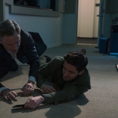 Tony Goldwyn y Paul W. Downs en la temporada 4 y el capítulo 09 de 'Hacks'