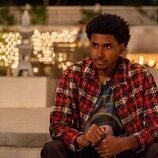 Michael Cooper Jr. en el 1x01 de 'Por siempre'