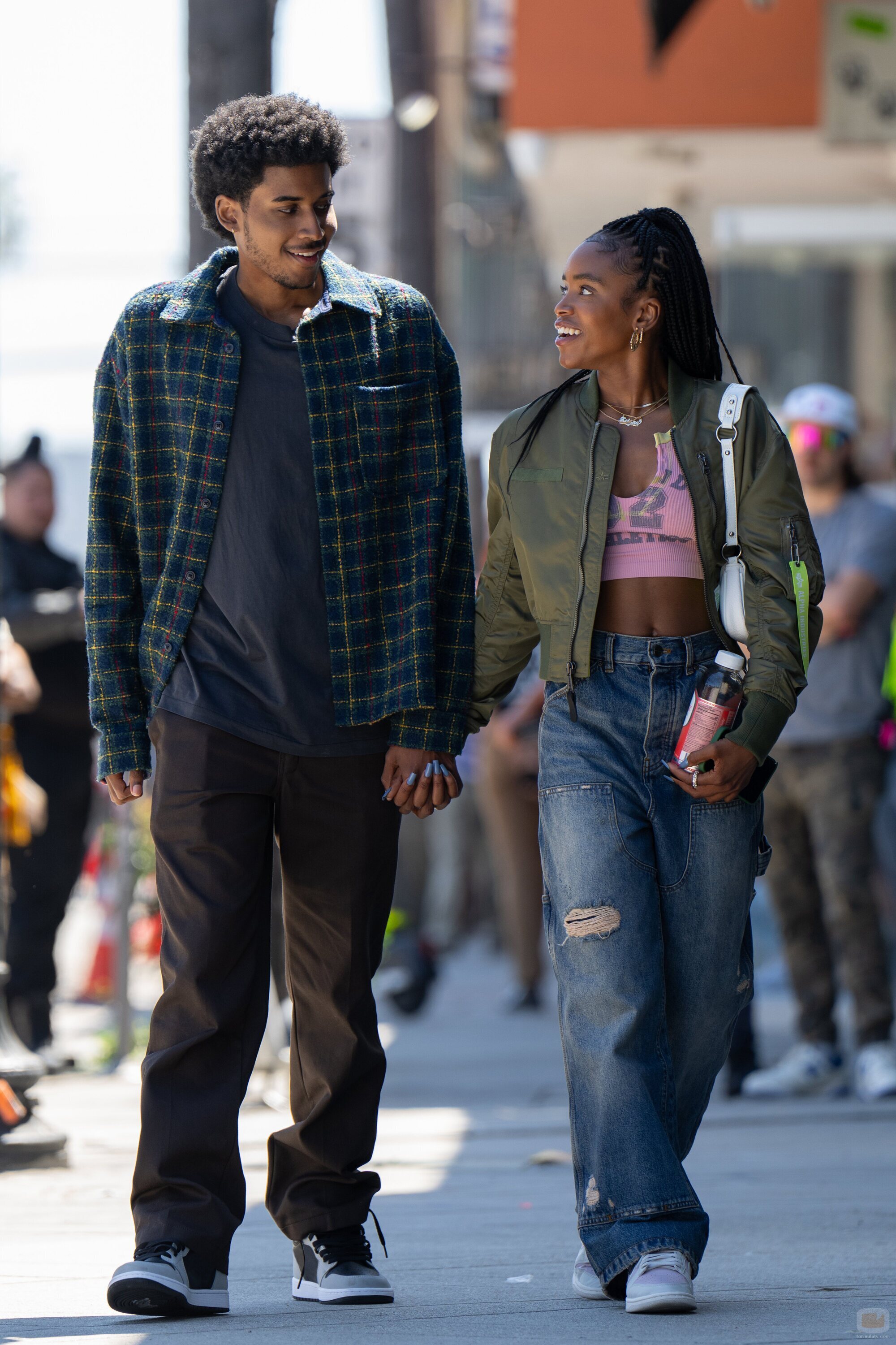 Lovie Simone y Michael Cooper Jr. en 1x01 'Reencuentro' de 'Por siempre'