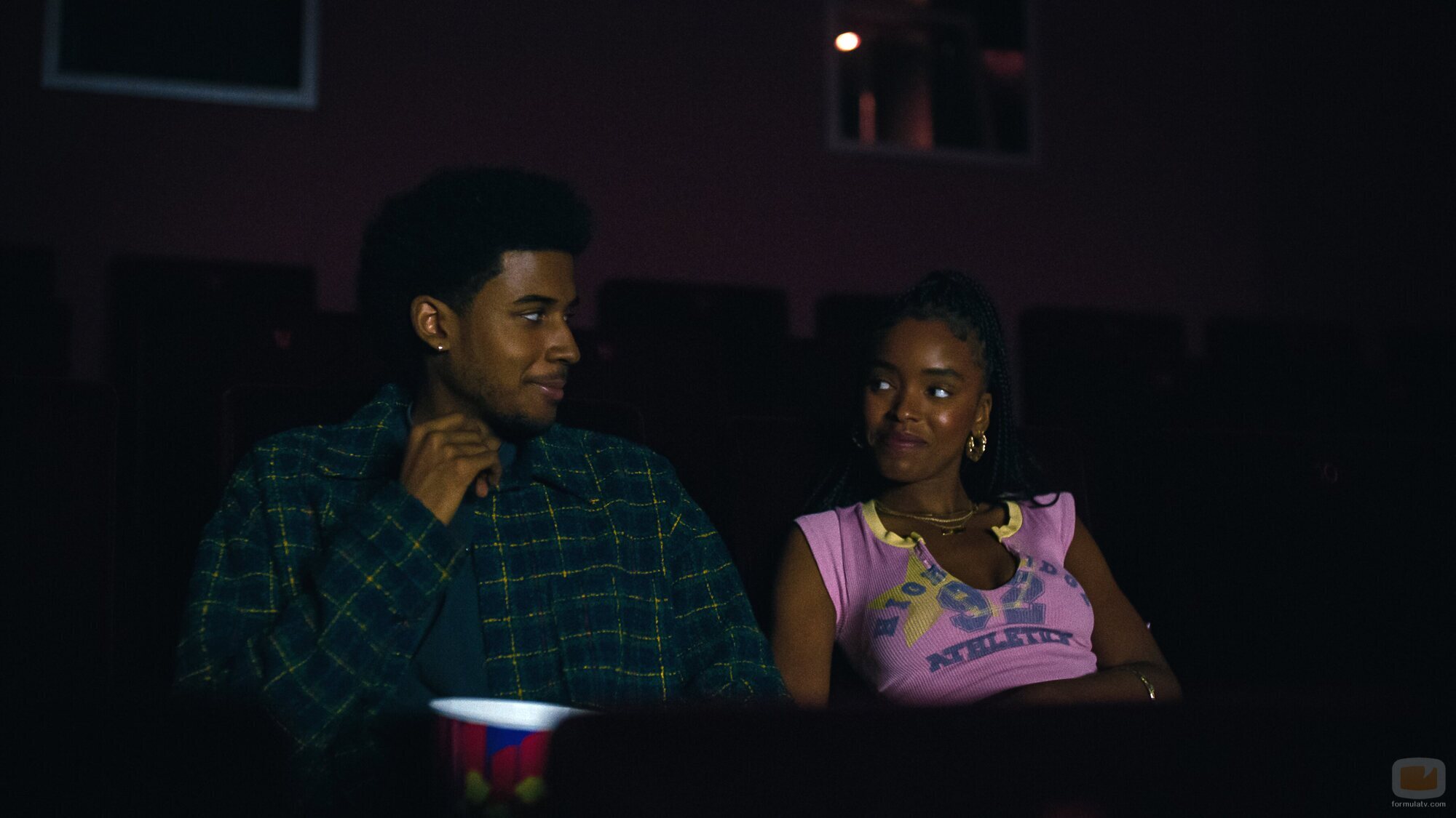 Imagen de Lovie Simone y Michael Cooper Jr. en 1x01 'Reencuentro' de 'Por siempre'
