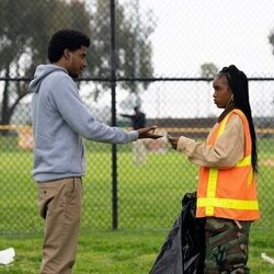 Lovie Simone y Michael Cooper Jr. en 'Ghosting' de 'Por siempre'