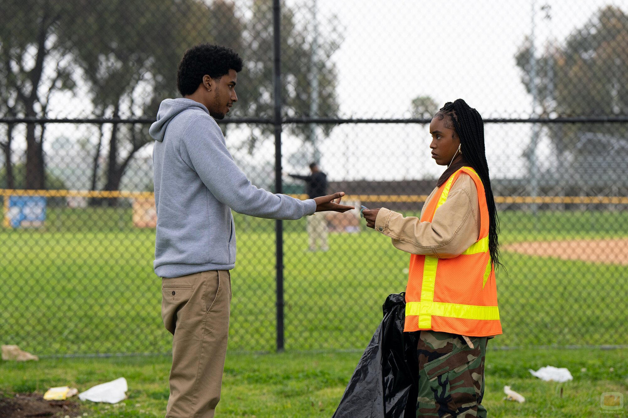 Lovie Simone y Michael Cooper Jr. en 'Ghosting' de 'Por siempre'