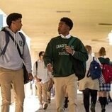 Niles Fitch y Michael Cooper Jr. en el 1x02 de 'Por siempre'