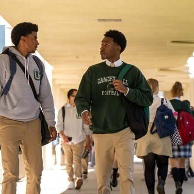 Niles Fitch y Michael Cooper Jr. en el 1x02 de 'Por siempre'