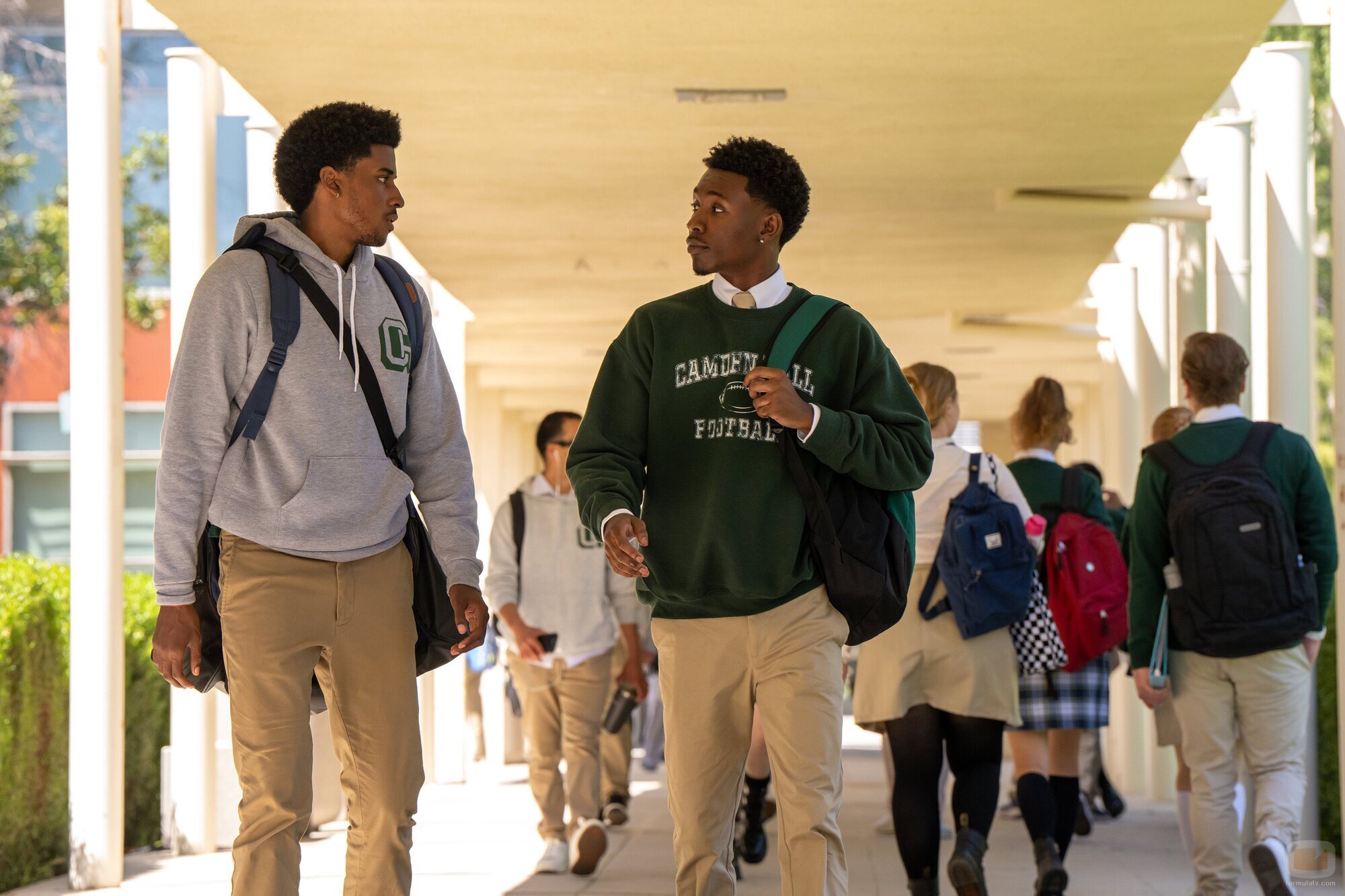 Niles Fitch y Michael Cooper Jr. en el 1x02 de 'Por siempre'