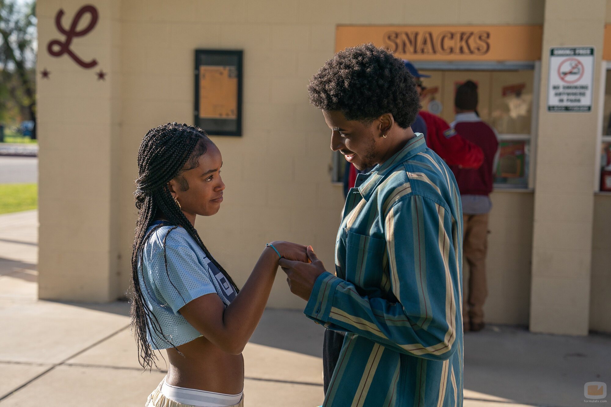 Lovie Simone y Michael Cooper Jr. en 1x02 titulado 'Ghosting' de 'Por siempre'