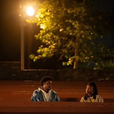 Lovie Simone y Michael Cooper Jr. en 'Cuarto tiempo' de 'Por siempre'