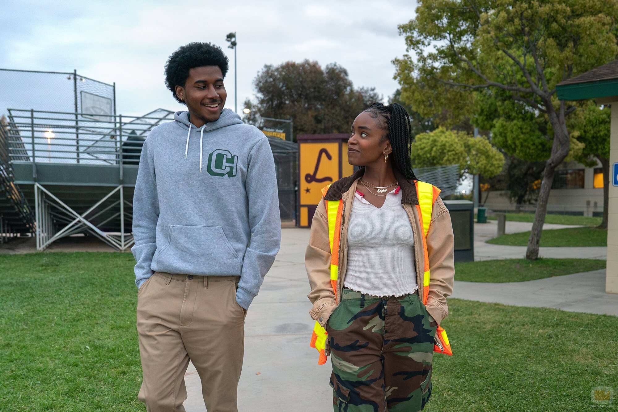 Lovie Simone y Michael Cooper Jr. en 'Cuarto tiempo' de 'Forever'