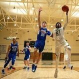 Michael Cooper Jr. y Xavier Mills en la temporada 1 y el capítulo 03 de 'Por siempre'