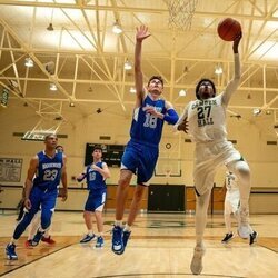 Michael Cooper Jr. y Xavier Mills en la temporada 1 y el capítulo 03 de 'Por siempre'