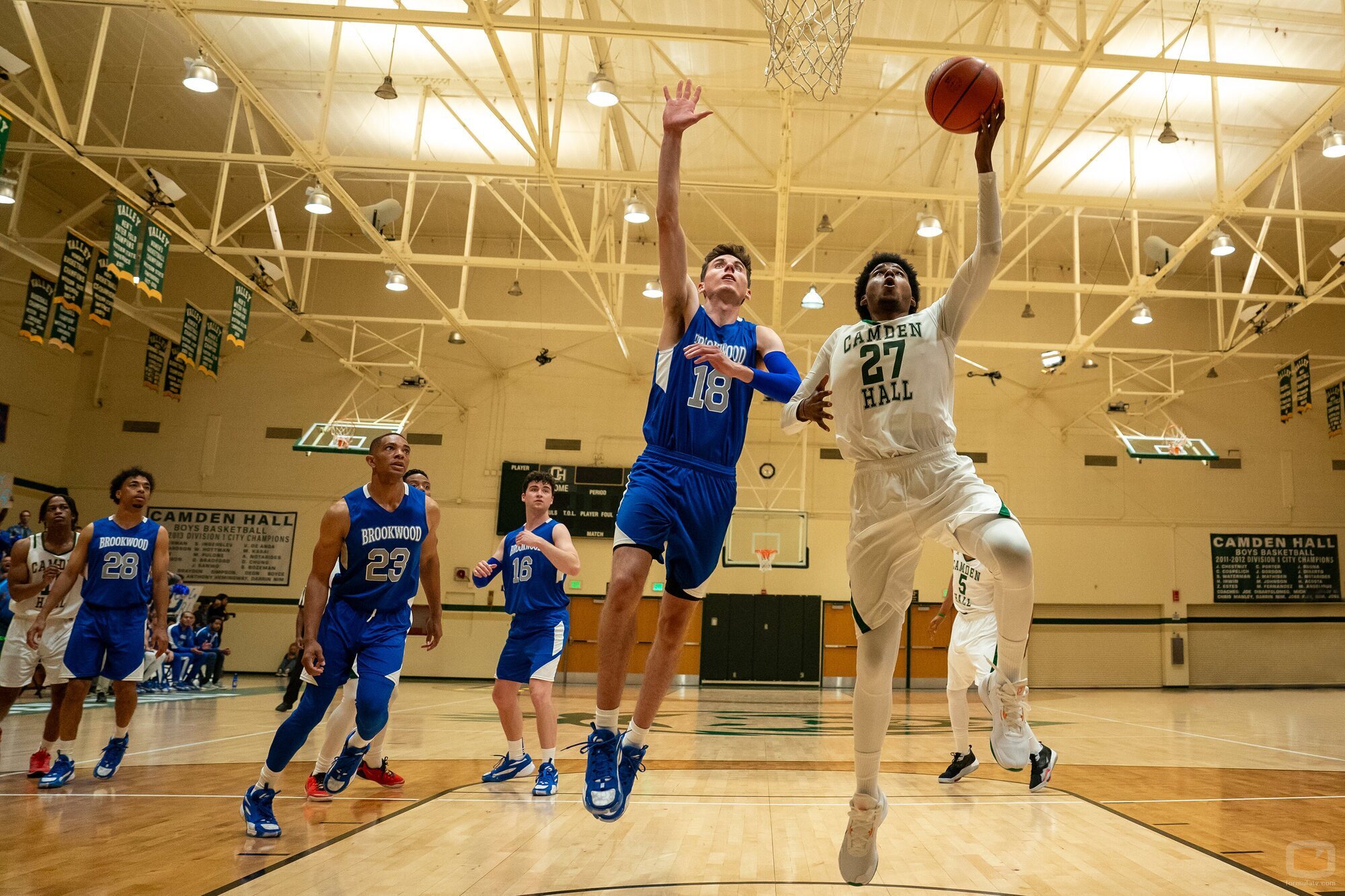 Michael Cooper Jr. y Xavier Mills en la temporada 1 y el capítulo 03 de 'Por siempre'