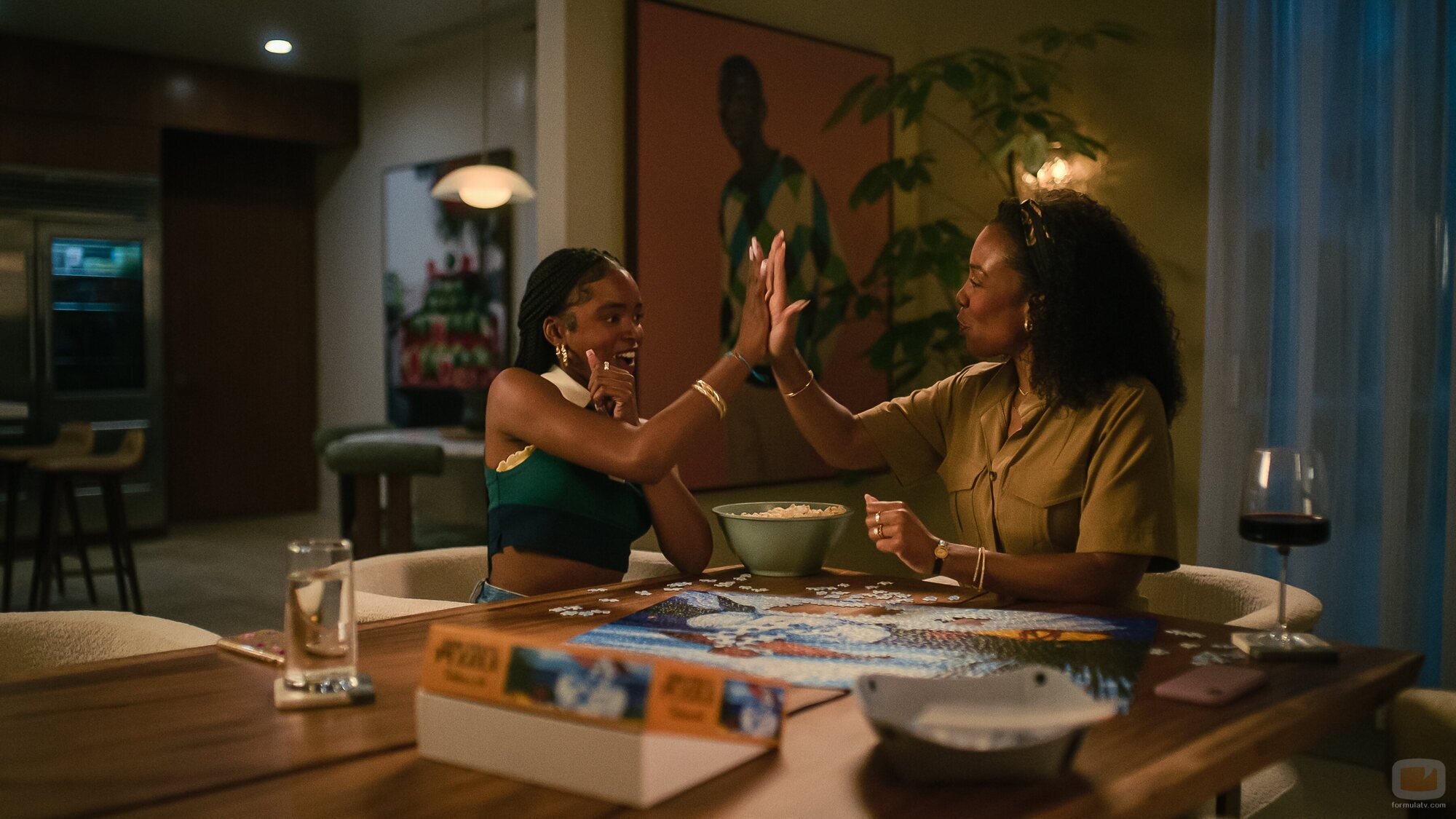 Karen Pittman y Lovie Simone en 1x04 'Otra vez' de 'Por siempre'