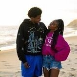 Lovie Simone y Michael Cooper Jr. en 'Vineyard' de 'Forever'