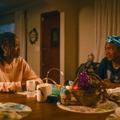 Escena de Xosha Roquemore y Lovie Simone en la temporada 1 y el capítulo 06 de 'Por siempre'