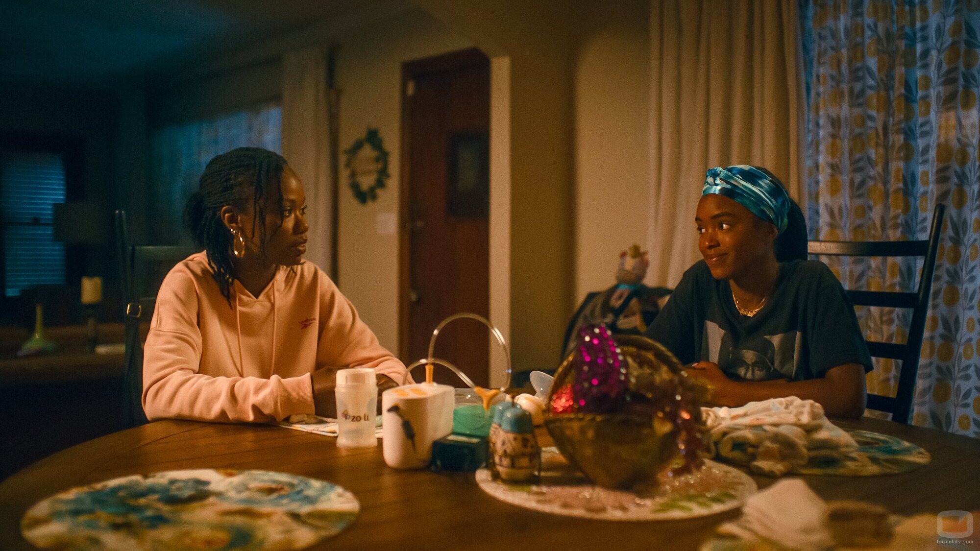 Escena de Xosha Roquemore y Lovie Simone en la temporada 1 y el capítulo 06 de 'Por siempre'