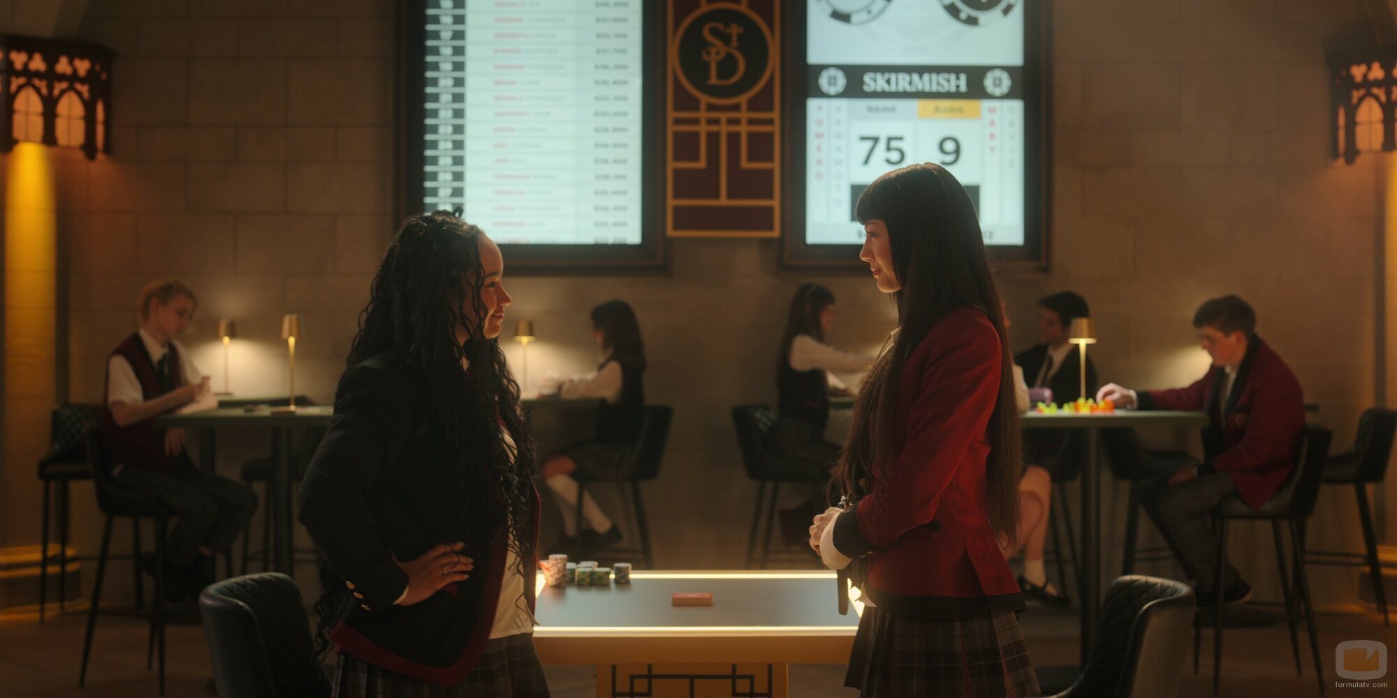 Miku Martineau y Eve Edwards en la temporada 1 y el capítulo 01 de 'Apuesta'