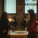 Miku Martineau y Eve Edwards en la temporada 1 y el capítulo 01 de 'Apuesta'