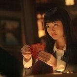 Escena de Miku Martineau en el 1x01 de 'Apuesta'