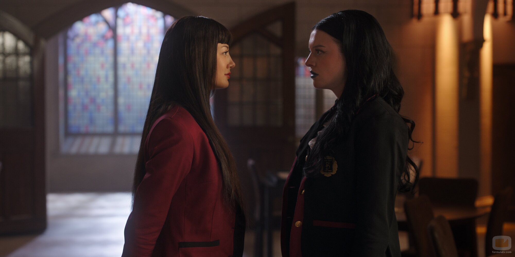 Miku Martineau y Clara Alexandrova en la temporada 1 y el capítulo 05 de 'Apuesta'