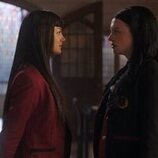 Miku Martineau y Clara Alexandrova en la temporada 1 y el capítulo 05 de 'Apuesta'