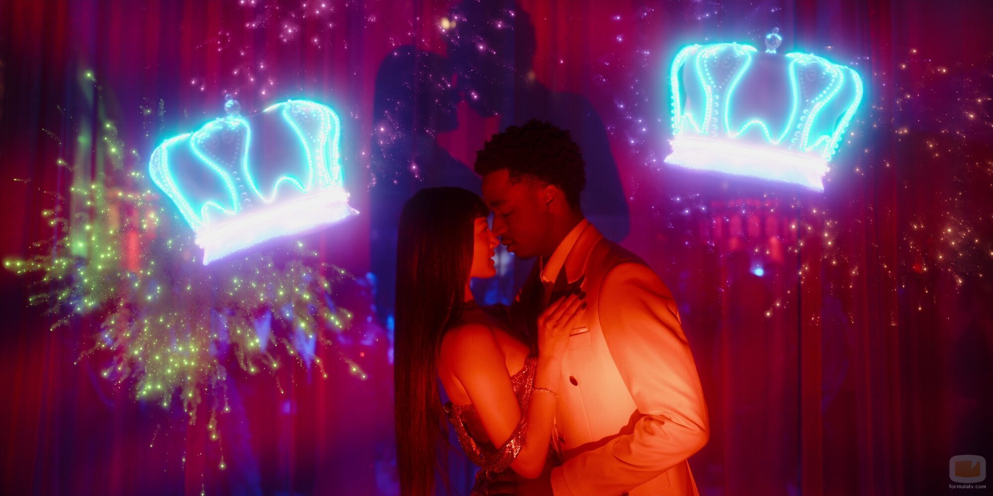 Miku Martineau y Ayo Solanke en 1x06 'La Gala Bet' de 'Apuesta'