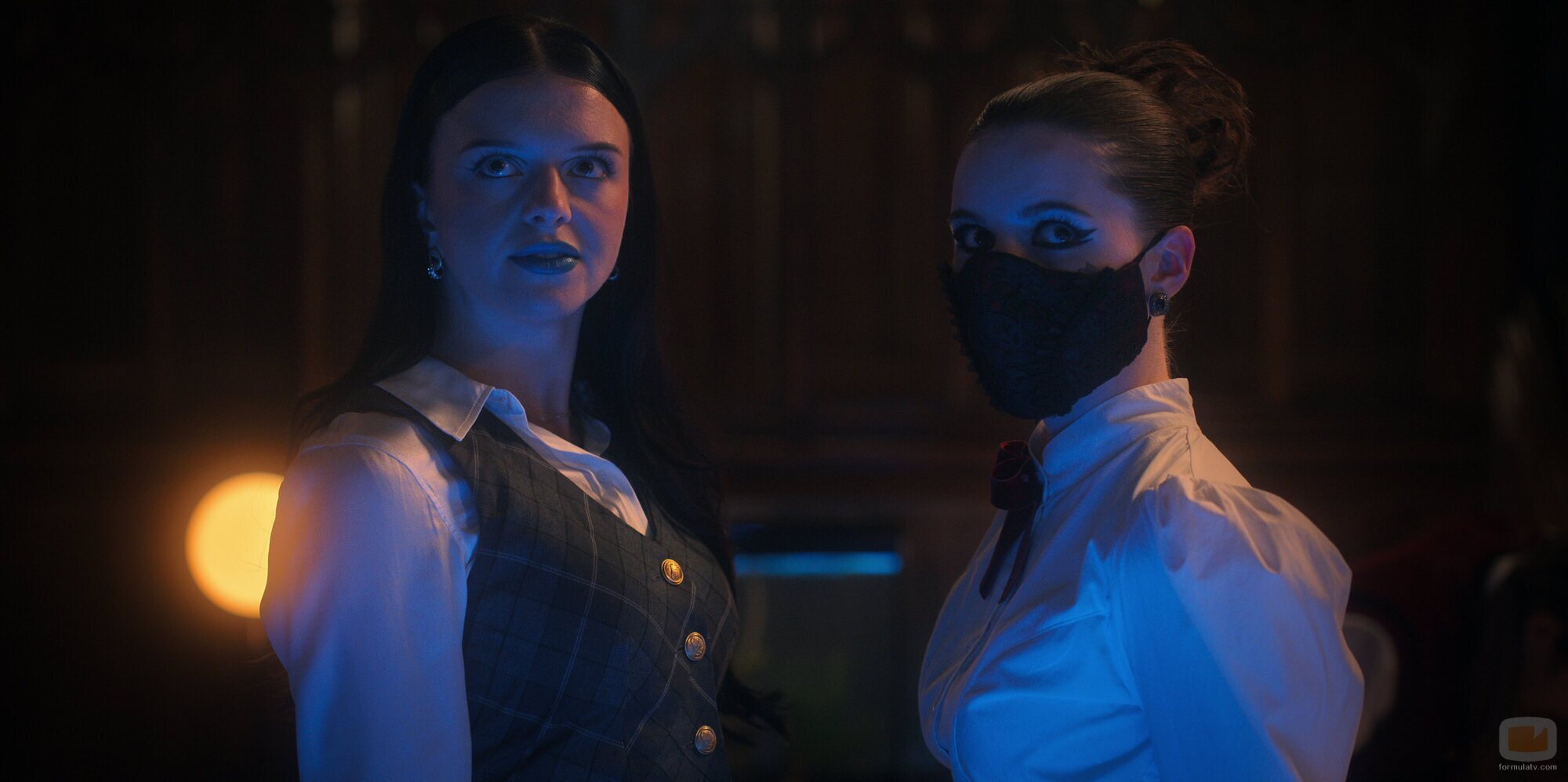 Clara Alexandrova y Anwen O'Driscoll en 1x08 titulado 'El club secreto' de 'Apuesta'