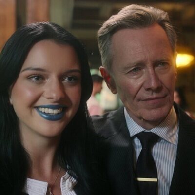 Peter Outerbridge y Clara Alexandrova en 1x09 'Encuentro con los padres' de 'Apuesta'