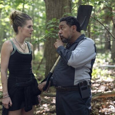 Meghann Fahy y Felix Solis en 1x01 titulado 'Exilio' de 'Sirenas'