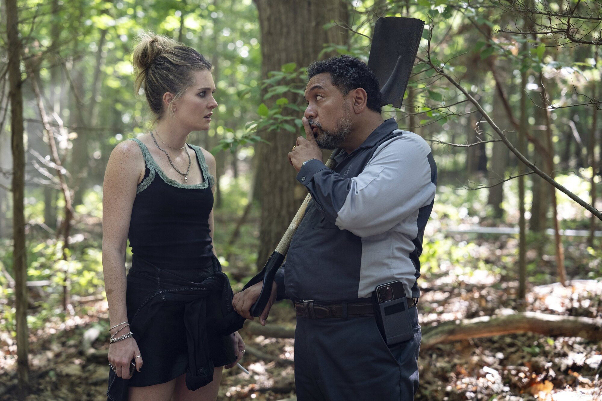 Meghann Fahy y Felix Solis en 1x01 titulado 'Exilio' de 'Sirenas'