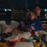 Meghann Fahy y Trevor Salter en 'Exilio' de 'Sirens'