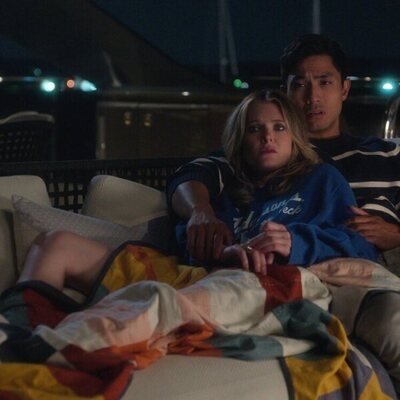 Meghann Fahy y Trevor Salter en 'Exilio' de 'Sirens'